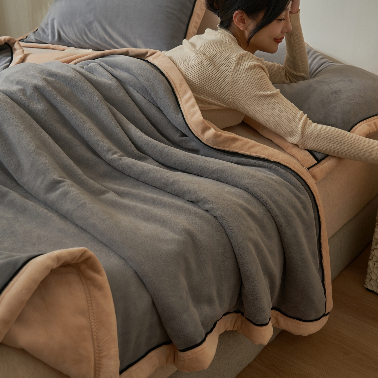 91家纺网 家纺一手货源 找家纺 寐绸家纺 2025新款双面牛奶绒北欧风功能毛毯 浅灰+米金