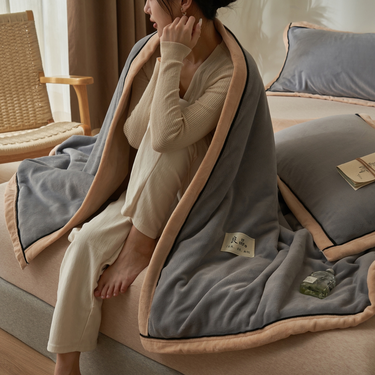 91家纺网 家纺一手货源 找家纺 寐绸家纺 2025新款双面牛奶绒北欧风功能毛毯 浅灰+米金