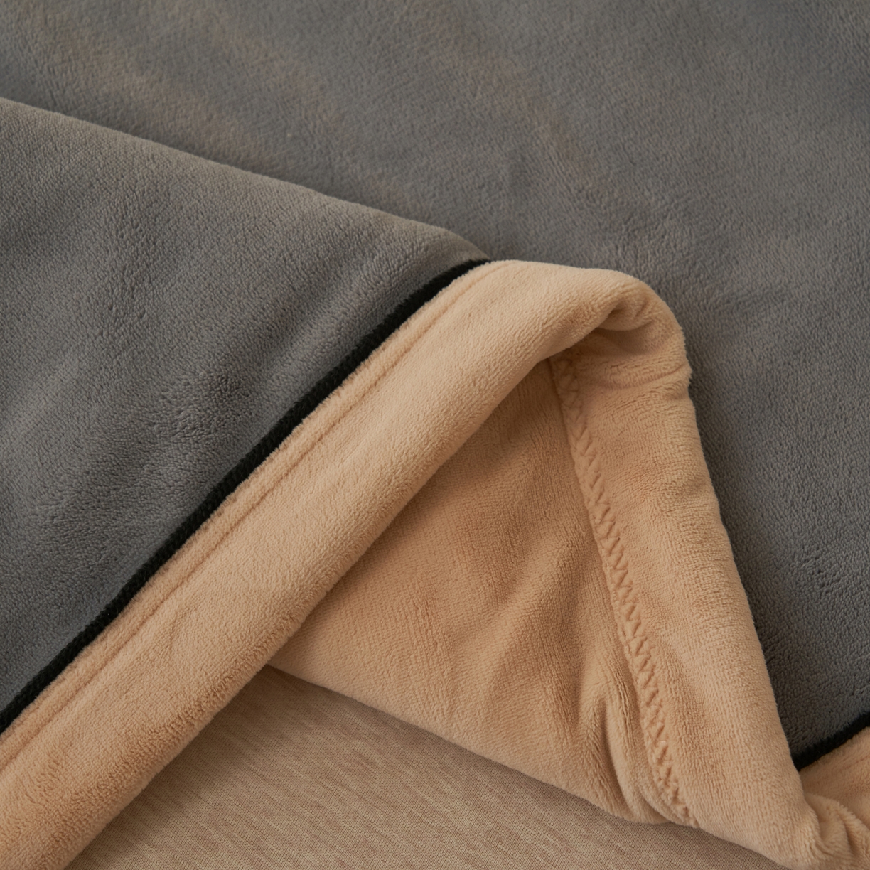 91家纺网 家纺一手货源 找家纺 寐绸家纺 2025新款双面牛奶绒北欧风功能毛毯 浅灰+米金