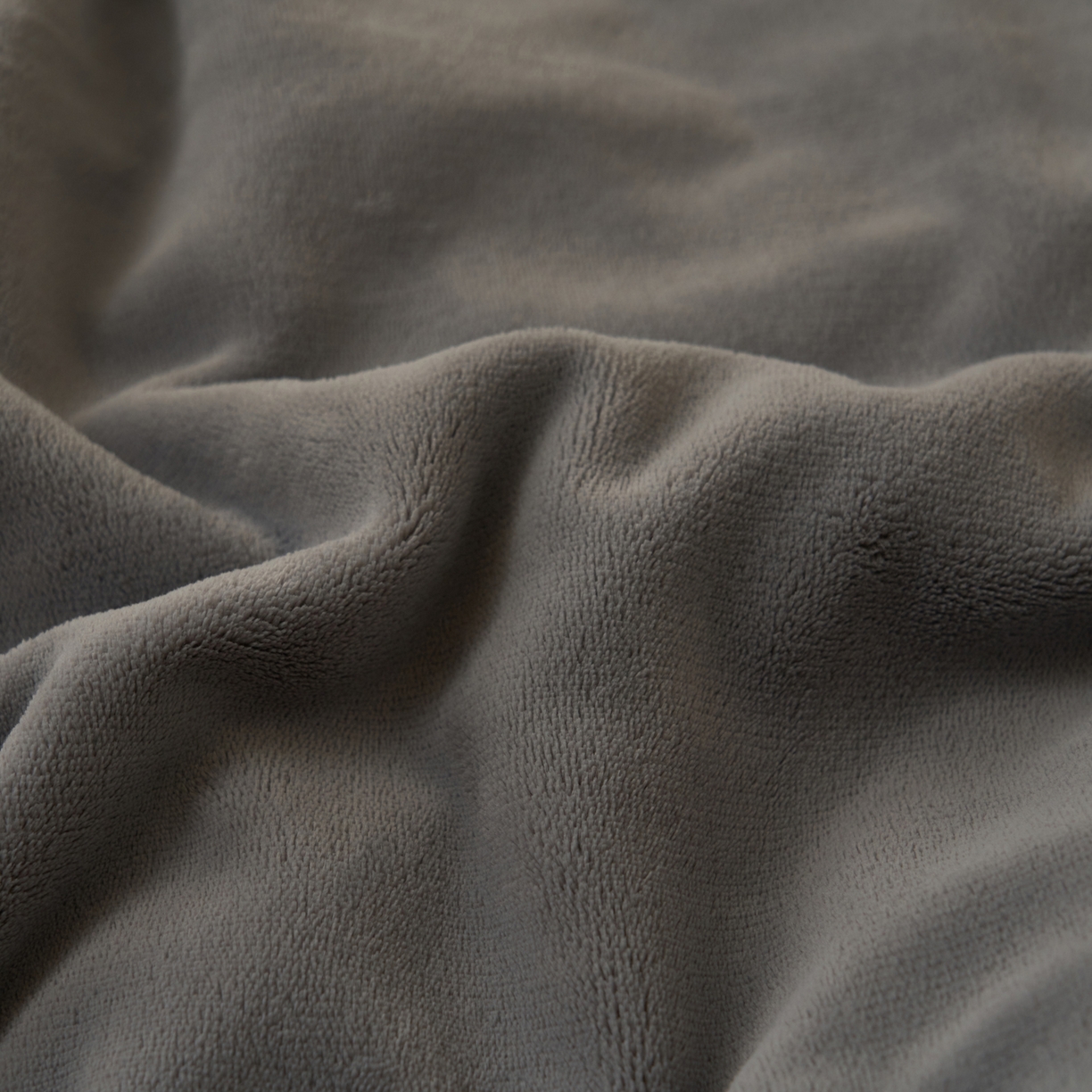 91家纺网 家纺一手货源 找家纺 寐绸家纺 2025新款双面牛奶绒北欧风功能毛毯 浅灰+米金