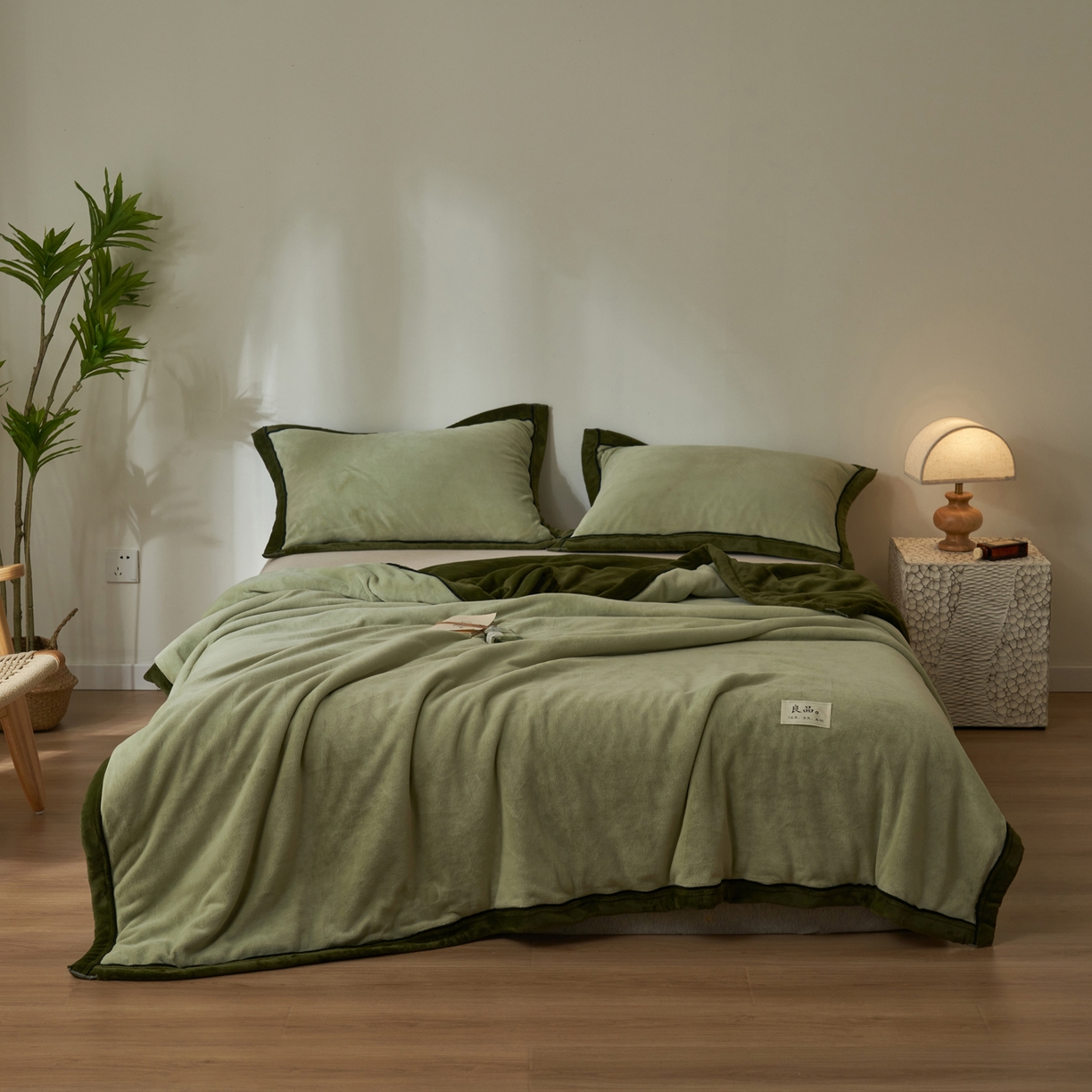 91家纺网 家纺一手货源 找家纺 寐绸家纺 2025新款双面牛奶绒北欧风功能毛毯 浅水绿+橄榄绿