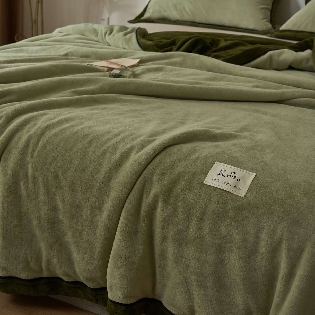 91家纺网 家纺一手货源 找家纺 寐绸家纺 2025新款双面牛奶绒北欧风功能毛毯 浅水绿+橄榄绿