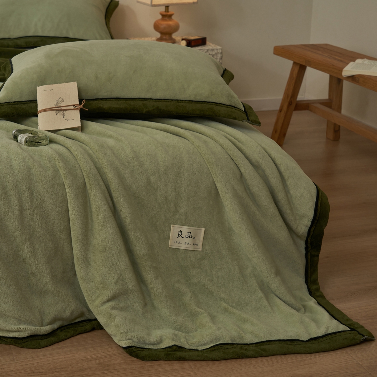 91家纺网 家纺一手货源 找家纺 寐绸家纺 2025新款双面牛奶绒北欧风功能毛毯 浅水绿+橄榄绿