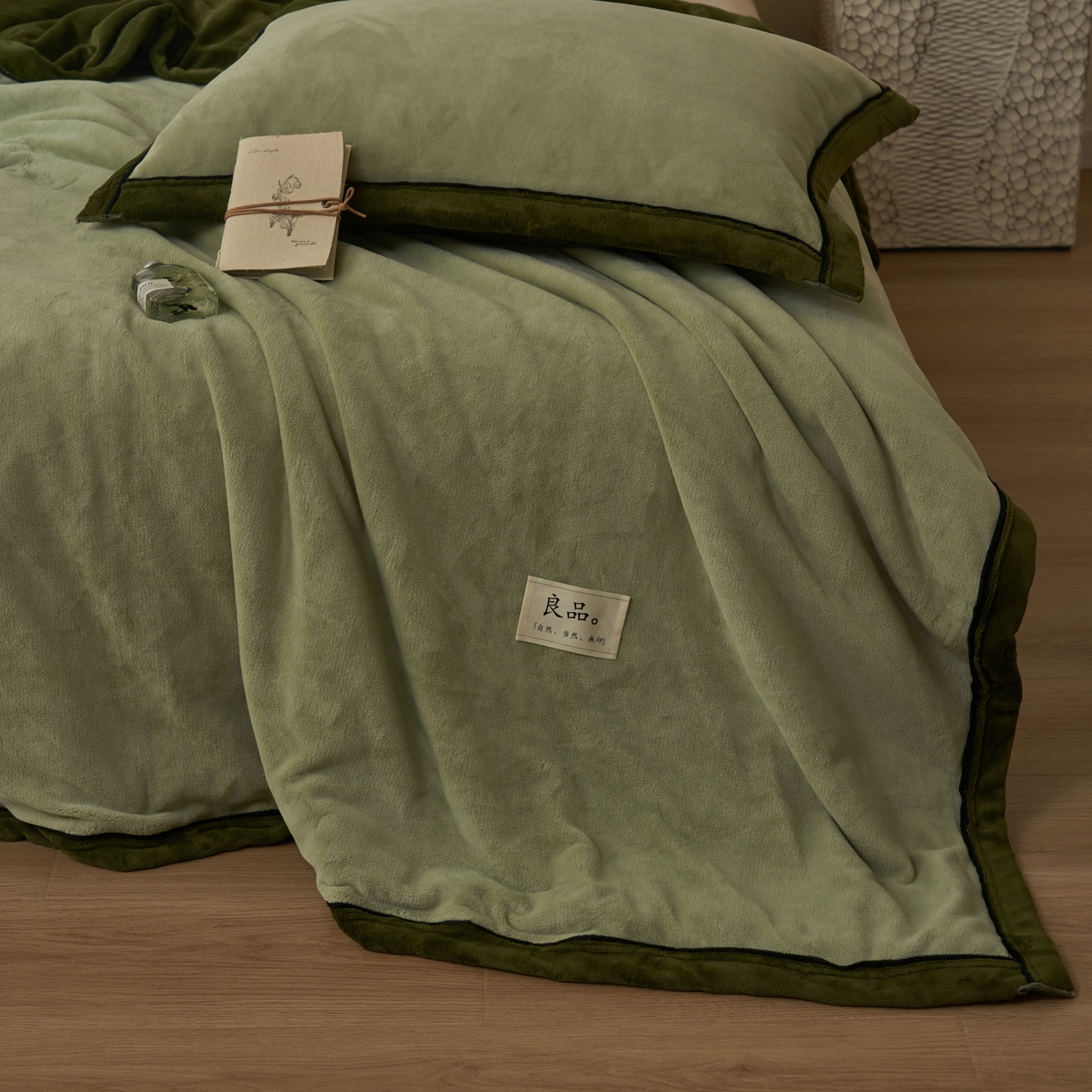 91家纺网 家纺一手货源 找家纺 寐绸家纺 2025新款双面牛奶绒北欧风功能毛毯 浅水绿+橄榄绿
