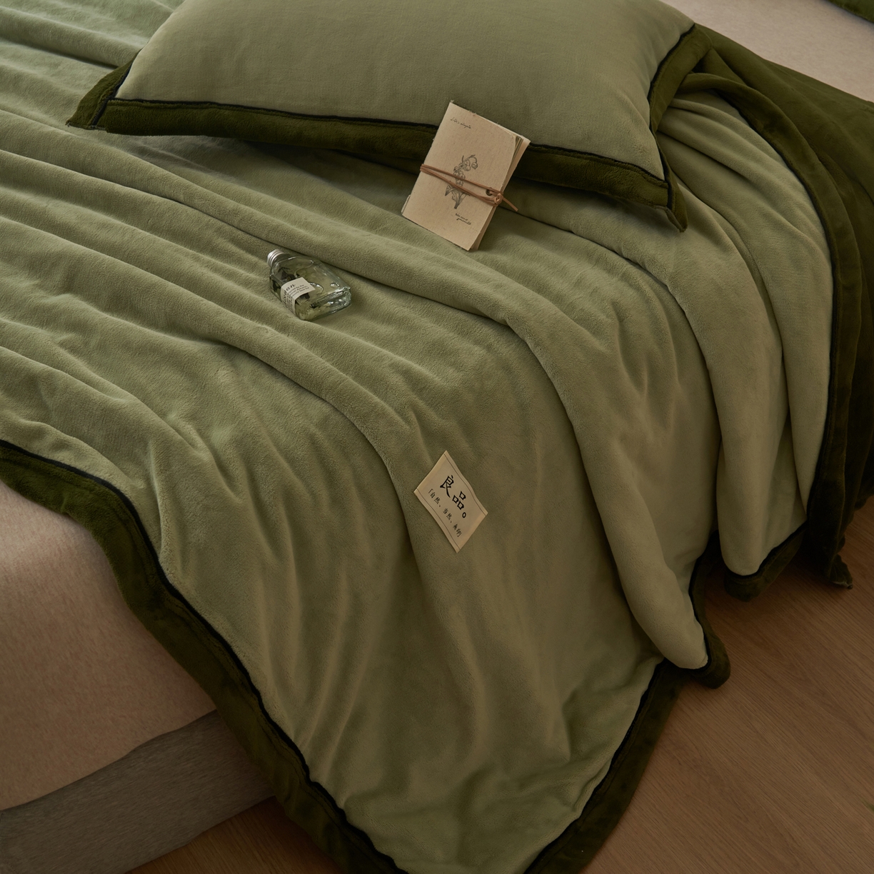 91家纺网 家纺一手货源 找家纺 寐绸家纺 2025新款双面牛奶绒北欧风功能毛毯 浅水绿+橄榄绿