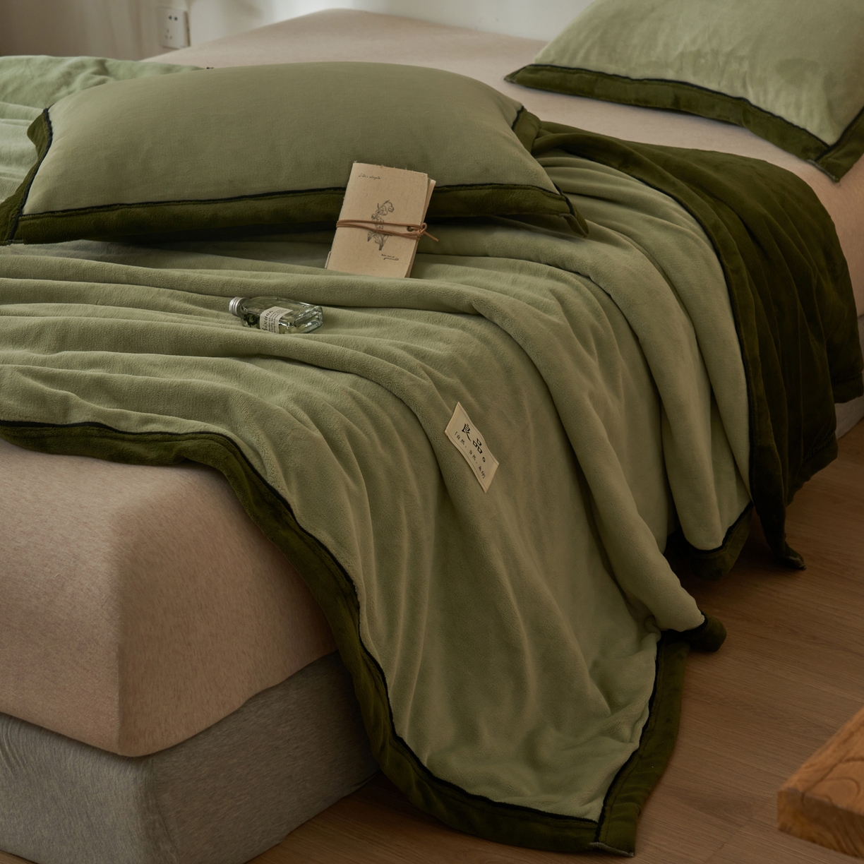 91家纺网 家纺一手货源 找家纺 寐绸家纺 2025新款双面牛奶绒北欧风功能毛毯 浅水绿+橄榄绿