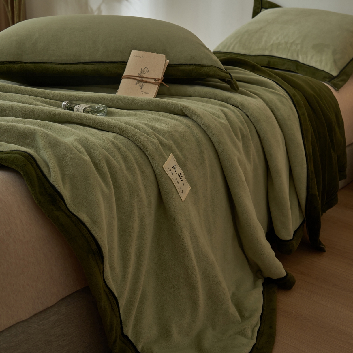 91家纺网 家纺一手货源 找家纺 寐绸家纺 2025新款双面牛奶绒北欧风功能毛毯 浅水绿+橄榄绿