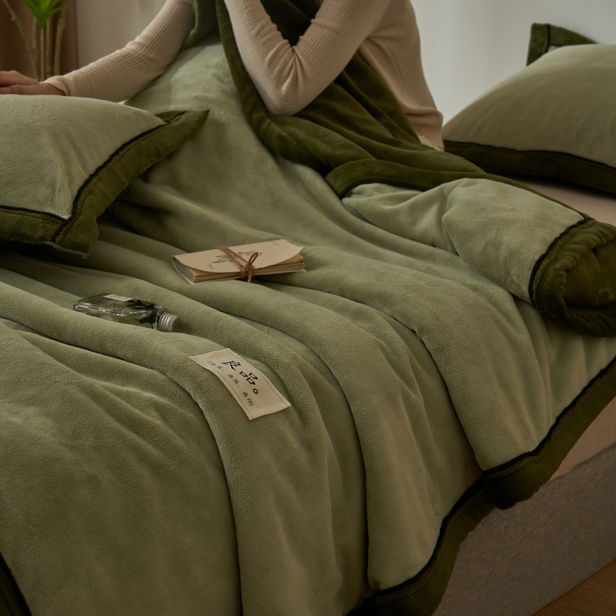 91家纺网 家纺一手货源 找家纺 寐绸家纺 2025新款双面牛奶绒北欧风功能毛毯 浅水绿+橄榄绿