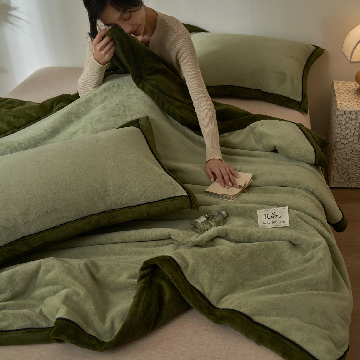 91家纺网 家纺一手货源 找家纺 寐绸家纺 2025新款双面牛奶绒北欧风功能毛毯 浅水绿+橄榄绿