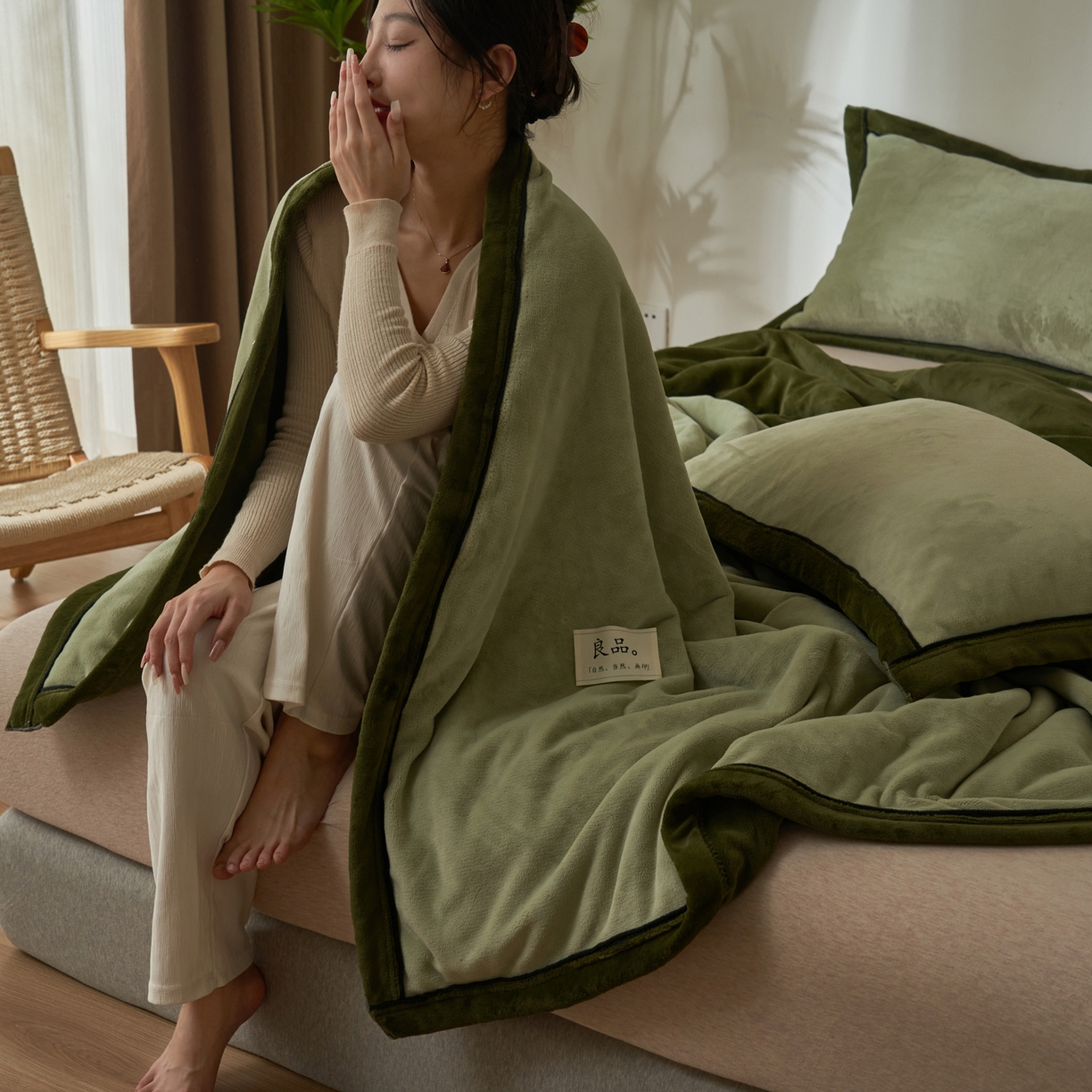 91家纺网 家纺一手货源 找家纺 寐绸家纺 2025新款双面牛奶绒北欧风功能毛毯 浅水绿+橄榄绿