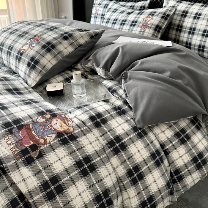 91家纺网 家纺一手货源 找家纺 朵希曼 2026新款全棉纯棉磨毛英伦风小熊绣花系列四件套 休闲小熊-酷黑