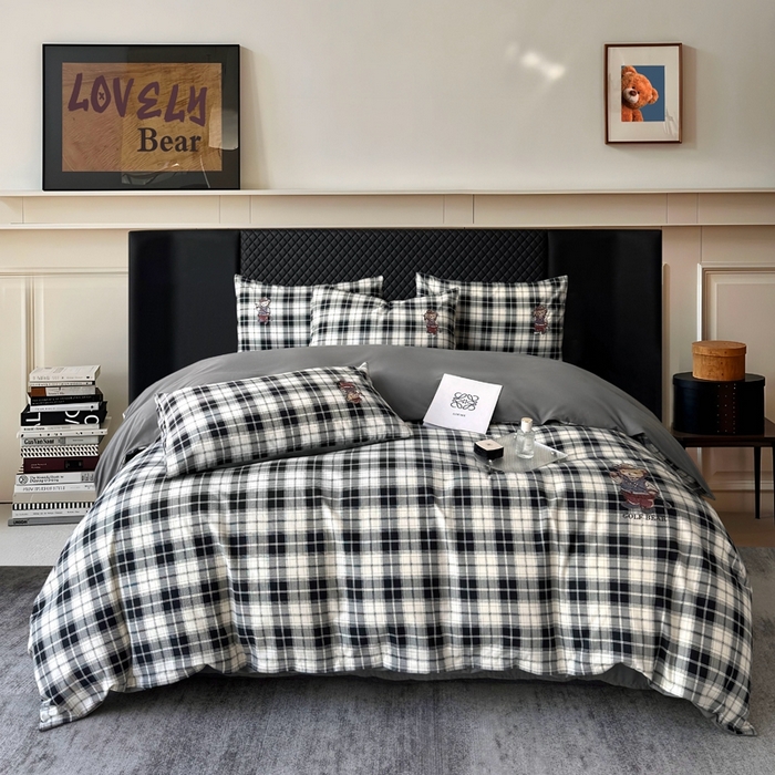 91家纺网 家纺一手货源 找家纺 朵希曼 2026新款全棉纯棉磨毛英伦风小熊绣花系列四件套 休闲小熊-酷黑