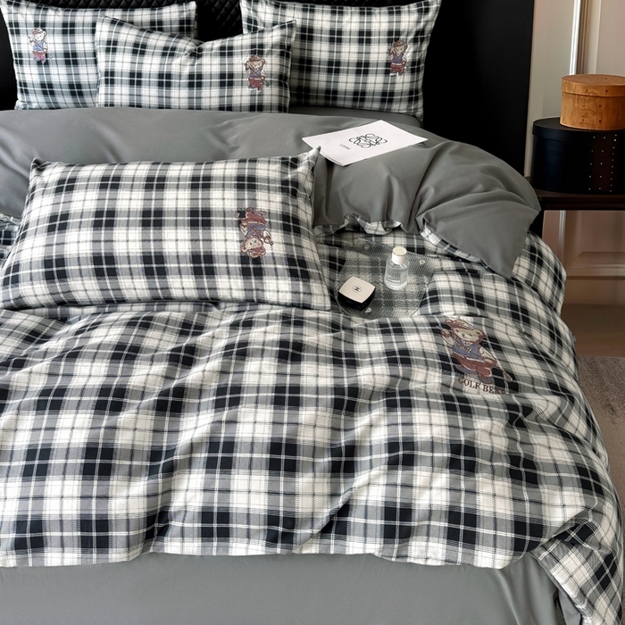 91家纺网 家纺一手货源 找家纺 朵希曼 2026新款全棉纯棉磨毛英伦风小熊绣花系列四件套 休闲小熊-酷黑