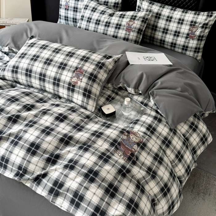 91家纺网 家纺一手货源 找家纺 朵希曼 2026新款全棉纯棉磨毛英伦风小熊绣花系列四件套 休闲小熊-酷黑