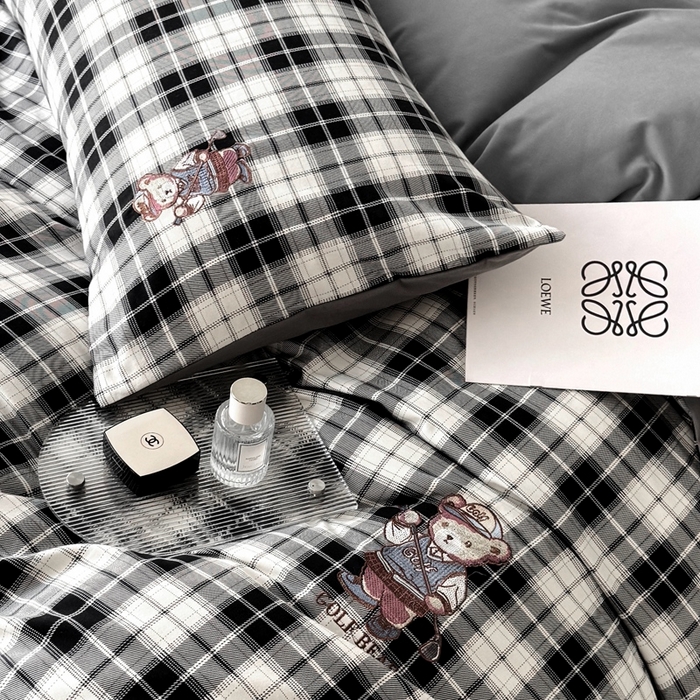 91家纺网 家纺一手货源 找家纺 朵希曼 2026新款全棉纯棉磨毛英伦风小熊绣花系列四件套 休闲小熊-酷黑