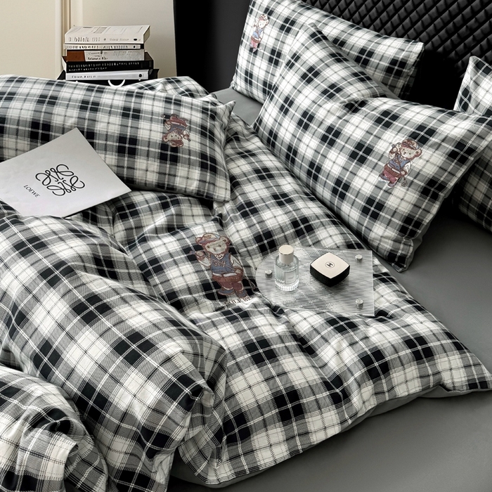 91家纺网 家纺一手货源 找家纺 朵希曼 2026新款全棉纯棉磨毛英伦风小熊绣花系列四件套 休闲小熊-酷黑