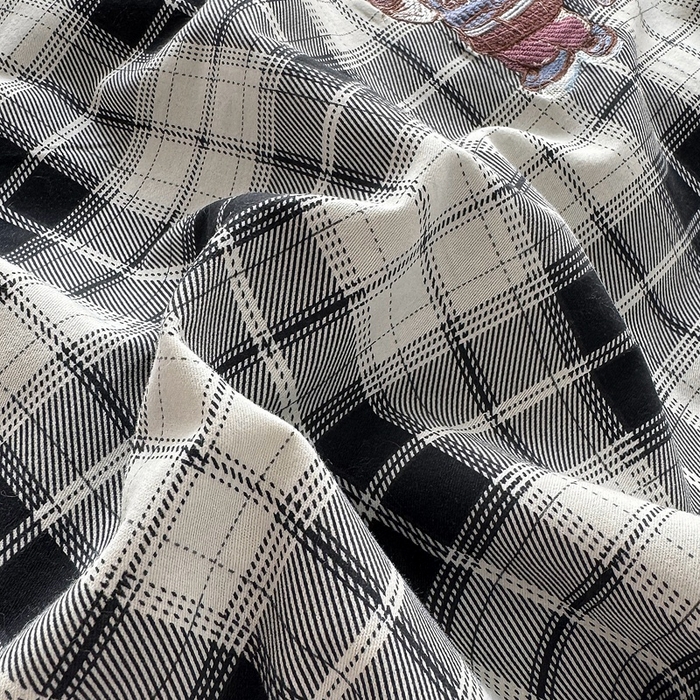 91家纺网 家纺一手货源 找家纺 朵希曼 2026新款全棉纯棉磨毛英伦风小熊绣花系列四件套 休闲小熊-酷黑