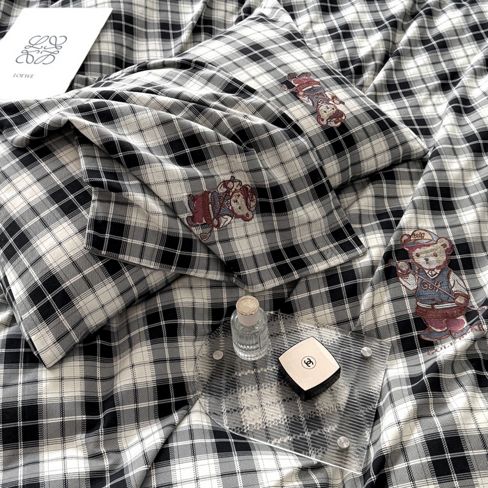 91家纺网 家纺一手货源 找家纺 朵希曼 2026新款全棉纯棉磨毛英伦风小熊绣花系列四件套 休闲小熊-酷黑