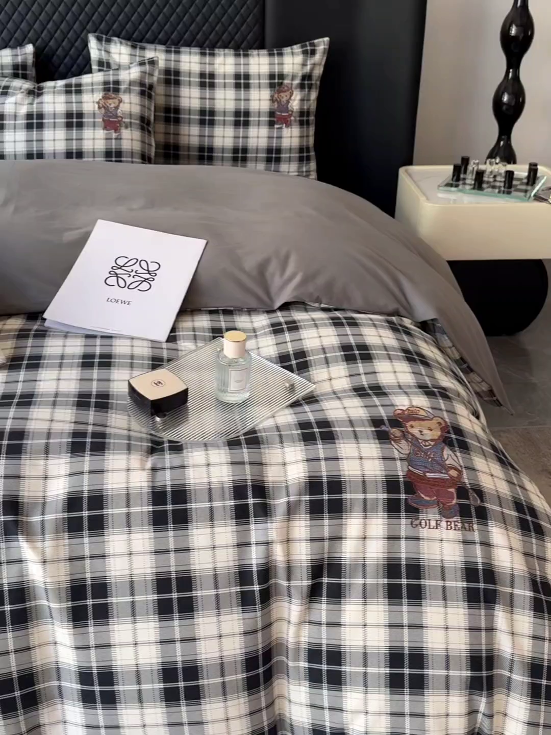 91家纺网 家纺一手货源 找家纺 朵希曼 2026新款全棉纯棉磨毛英伦风小熊绣花系列四件套 休闲小熊-酷黑