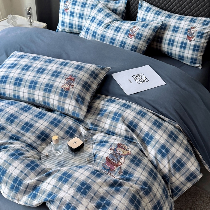 91家纺网 家纺一手货源 找家纺 朵希曼 2026新款全棉纯棉磨毛英伦风小熊绣花系列四件套 休闲小熊-浅蓝