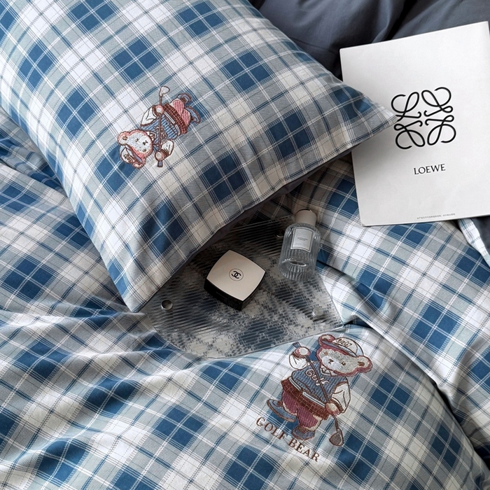 91家纺网 家纺一手货源 找家纺 朵希曼 2026新款全棉纯棉磨毛英伦风小熊绣花系列四件套 休闲小熊-浅蓝