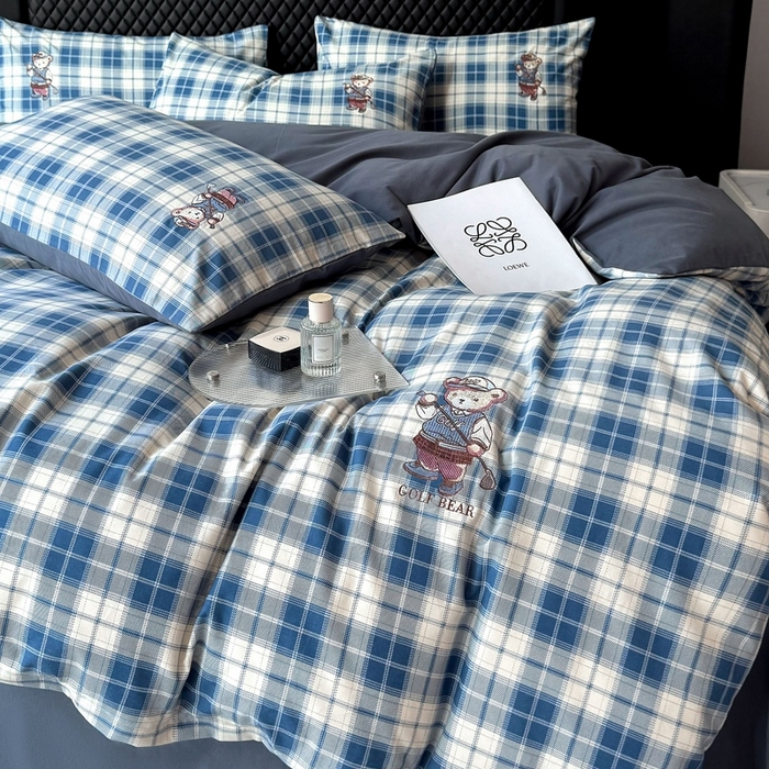 91家纺网 家纺一手货源 找家纺 朵希曼 2026新款全棉纯棉磨毛英伦风小熊绣花系列四件套 休闲小熊-浅蓝