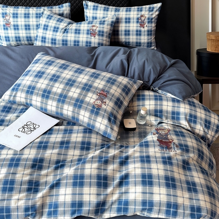 91家纺网 家纺一手货源 找家纺 朵希曼 2026新款全棉纯棉磨毛英伦风小熊绣花系列四件套 休闲小熊-浅蓝