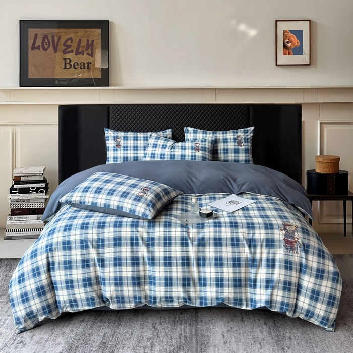 91家纺网 家纺一手货源 找家纺 朵希曼 2026新款全棉纯棉磨毛英伦风小熊绣花系列四件套 休闲小熊-浅蓝