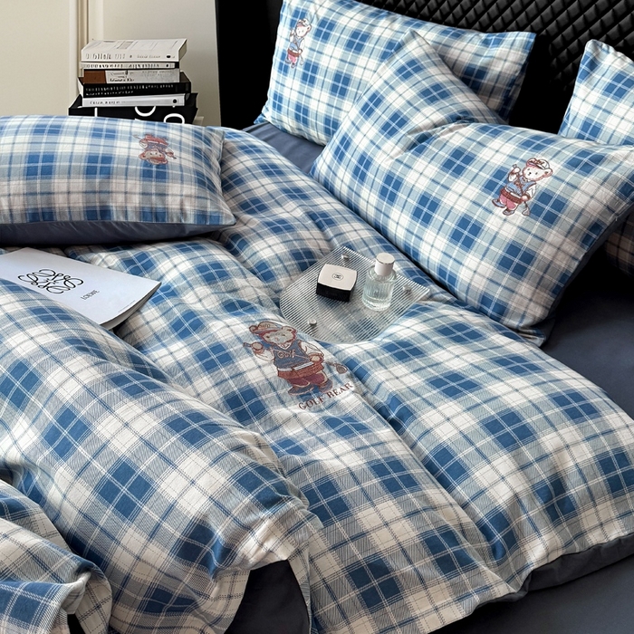 91家纺网 家纺一手货源 找家纺 朵希曼 2026新款全棉纯棉磨毛英伦风小熊绣花系列四件套 休闲小熊-浅蓝