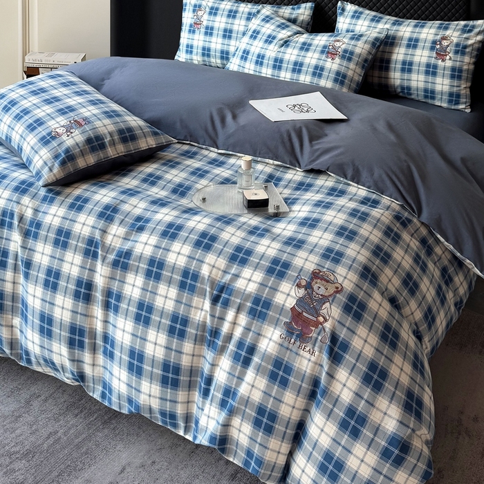 91家纺网 家纺一手货源 找家纺 朵希曼 2026新款全棉纯棉磨毛英伦风小熊绣花系列四件套 休闲小熊-浅蓝