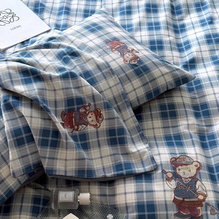 91家纺网 家纺一手货源 找家纺 朵希曼 2026新款全棉纯棉磨毛英伦风小熊绣花系列四件套 休闲小熊-浅蓝