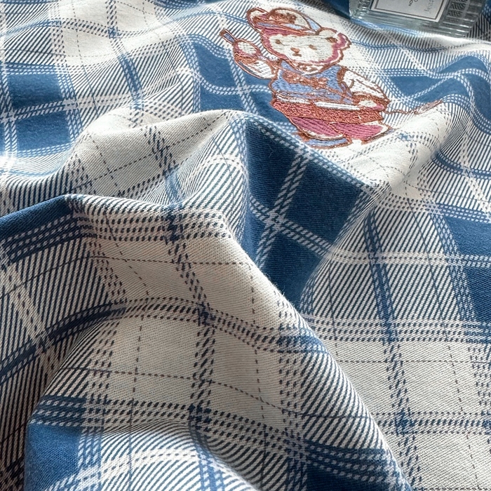 91家纺网 家纺一手货源 找家纺 朵希曼 2026新款全棉纯棉磨毛英伦风小熊绣花系列四件套 休闲小熊-浅蓝