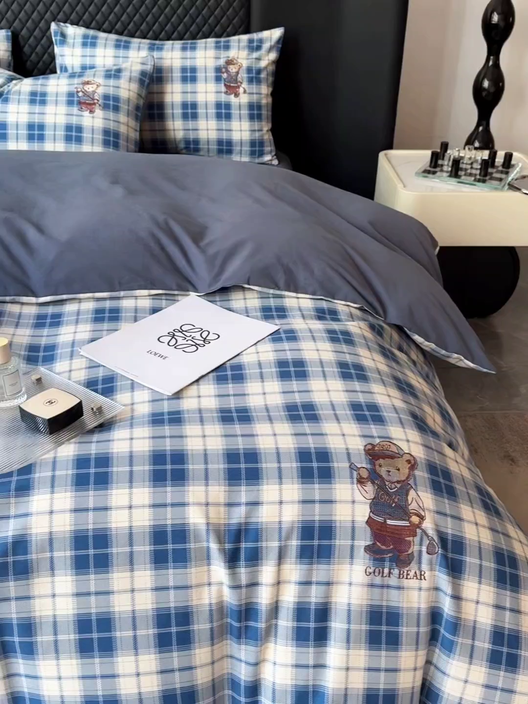 91家纺网 家纺一手货源 找家纺 朵希曼 2026新款全棉纯棉磨毛英伦风小熊绣花系列四件套 休闲小熊-浅蓝