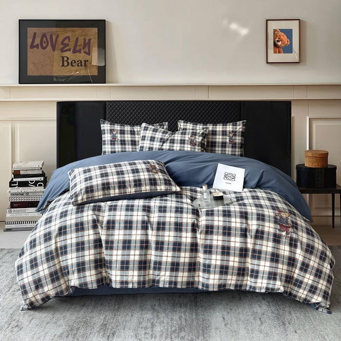 91家纺网 家纺一手货源 找家纺 朵希曼 2026新款全棉纯棉磨毛英伦风小熊绣花系列四件套 休闲小熊-深蓝