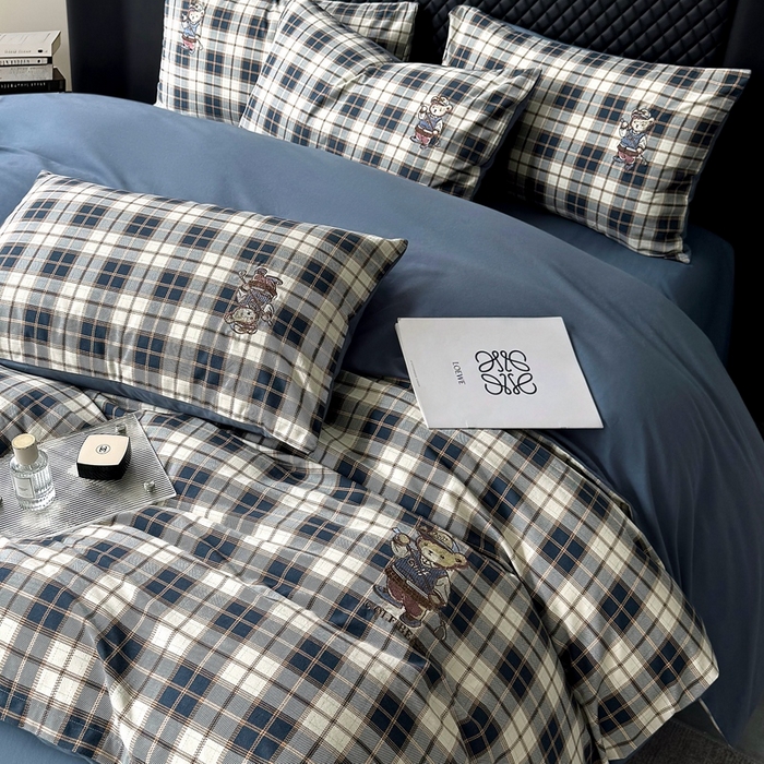 91家纺网 家纺一手货源 找家纺 朵希曼 2026新款全棉纯棉磨毛英伦风小熊绣花系列四件套 休闲小熊-深蓝