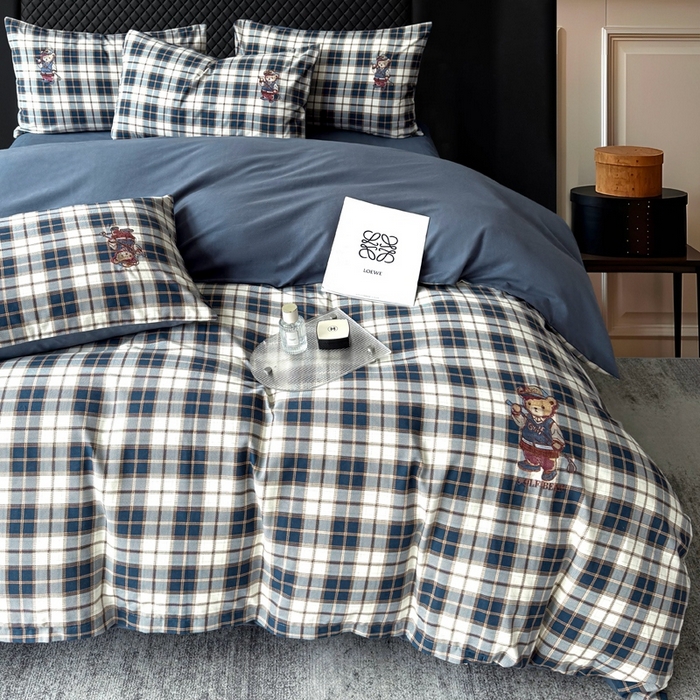 91家纺网 家纺一手货源 找家纺 朵希曼 2026新款全棉纯棉磨毛英伦风小熊绣花系列四件套 休闲小熊-深蓝