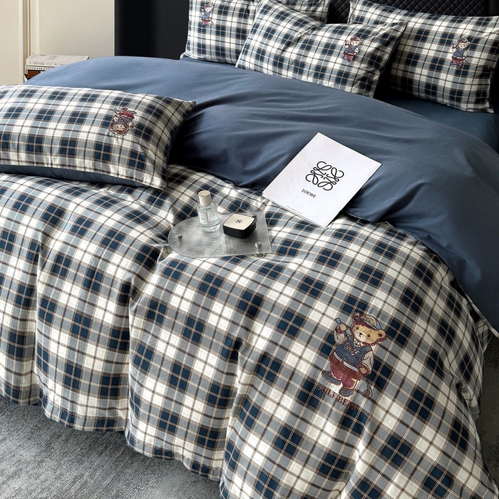 91家纺网 家纺一手货源 找家纺 朵希曼 2026新款全棉纯棉磨毛英伦风小熊绣花系列四件套 休闲小熊-深蓝