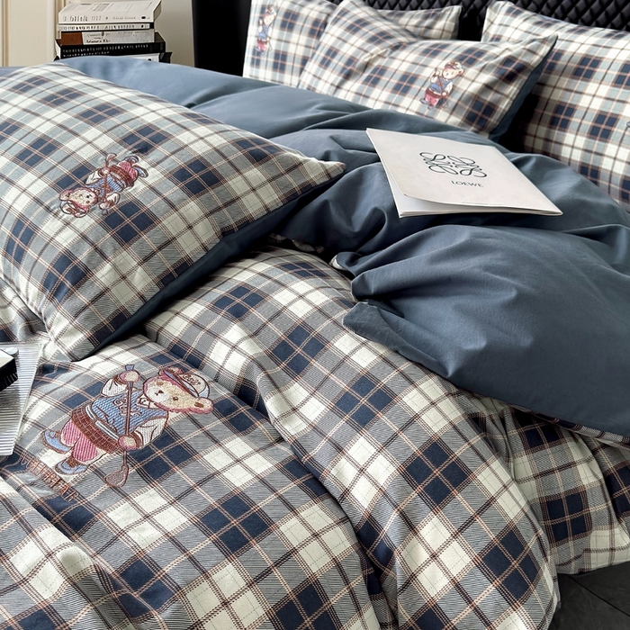 91家纺网 家纺一手货源 找家纺 朵希曼 2026新款全棉纯棉磨毛英伦风小熊绣花系列四件套 休闲小熊-深蓝