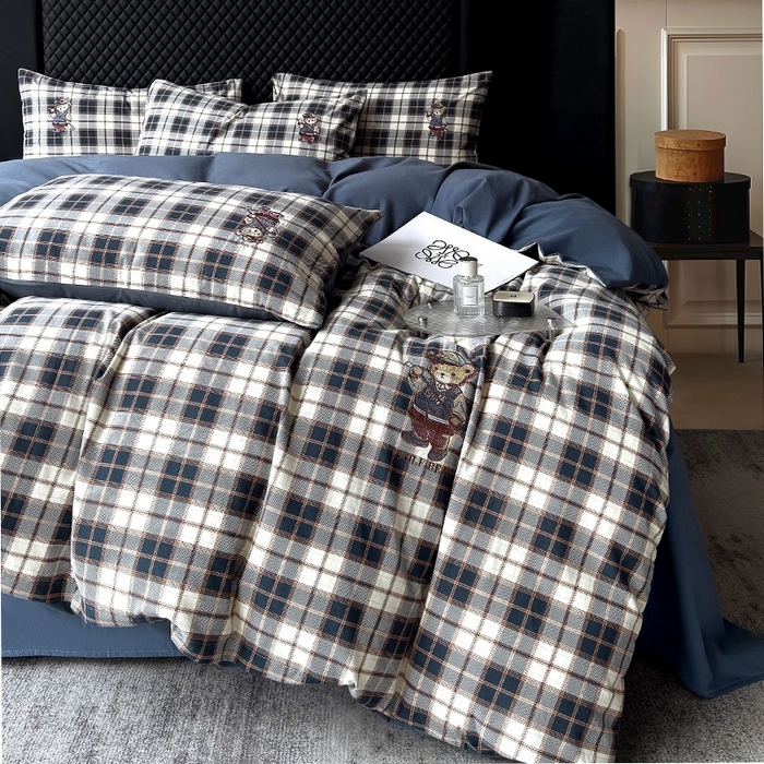 91家纺网 家纺一手货源 找家纺 朵希曼 2026新款全棉纯棉磨毛英伦风小熊绣花系列四件套 休闲小熊-深蓝