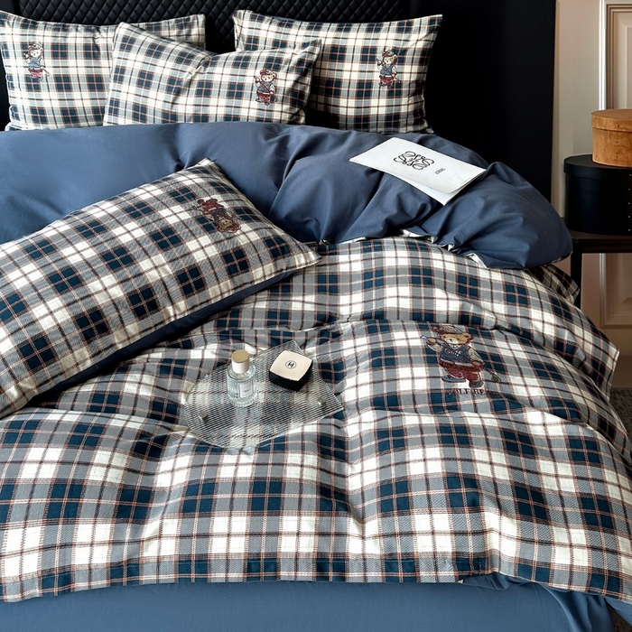 91家纺网 家纺一手货源 找家纺 朵希曼 2026新款全棉纯棉磨毛英伦风小熊绣花系列四件套 休闲小熊-深蓝