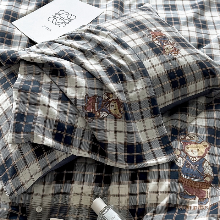 91家纺网 家纺一手货源 找家纺 朵希曼 2026新款全棉纯棉磨毛英伦风小熊绣花系列四件套 休闲小熊-深蓝