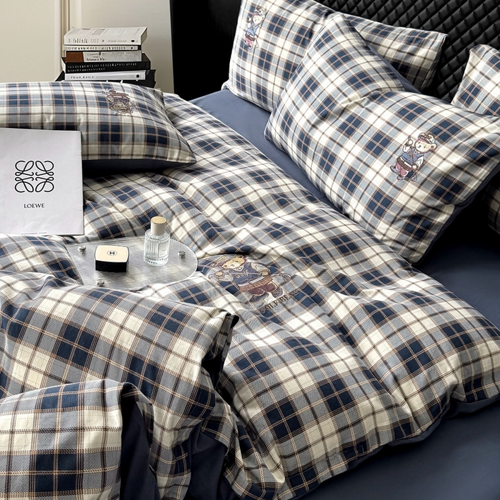 91家纺网 家纺一手货源 找家纺 朵希曼 2026新款全棉纯棉磨毛英伦风小熊绣花系列四件套 休闲小熊-深蓝