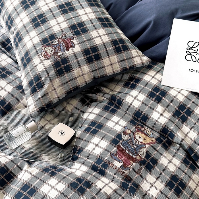 91家纺网 家纺一手货源 找家纺 朵希曼 2026新款全棉纯棉磨毛英伦风小熊绣花系列四件套 休闲小熊-深蓝