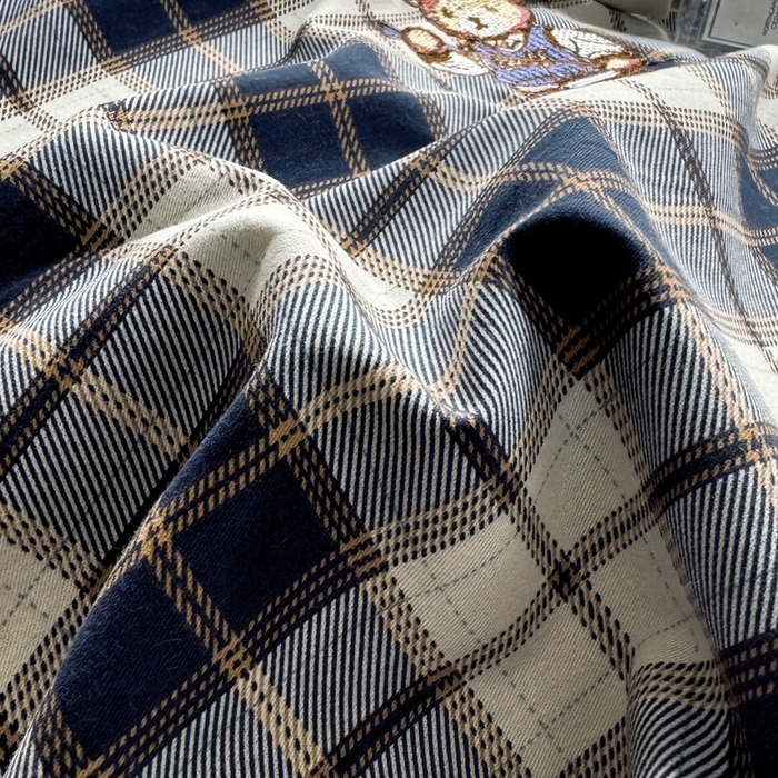 91家纺网 家纺一手货源 找家纺 朵希曼 2026新款全棉纯棉磨毛英伦风小熊绣花系列四件套 休闲小熊-深蓝