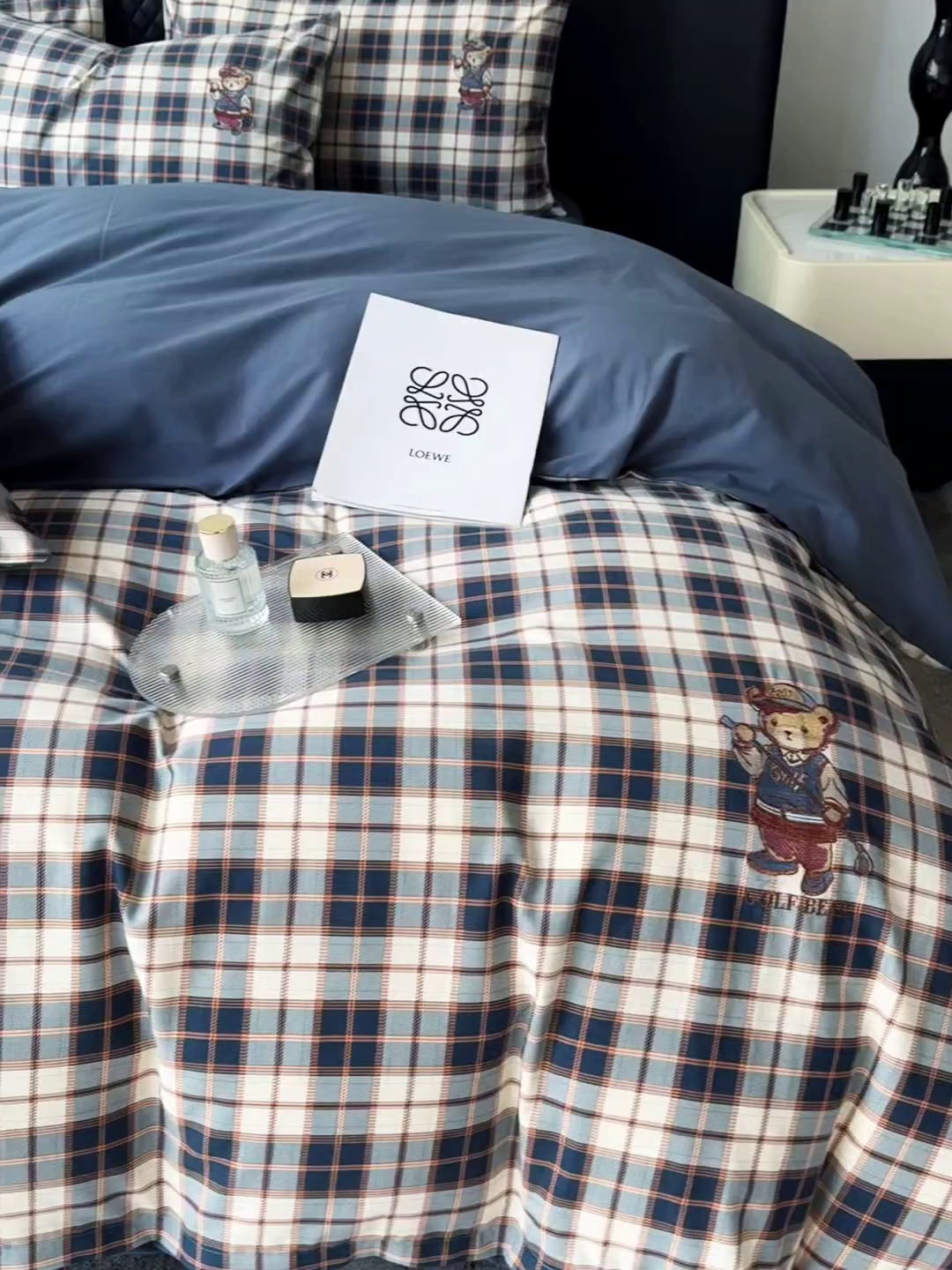 91家纺网 家纺一手货源 找家纺 朵希曼 2026新款全棉纯棉磨毛英伦风小熊绣花系列四件套 休闲小熊-深蓝