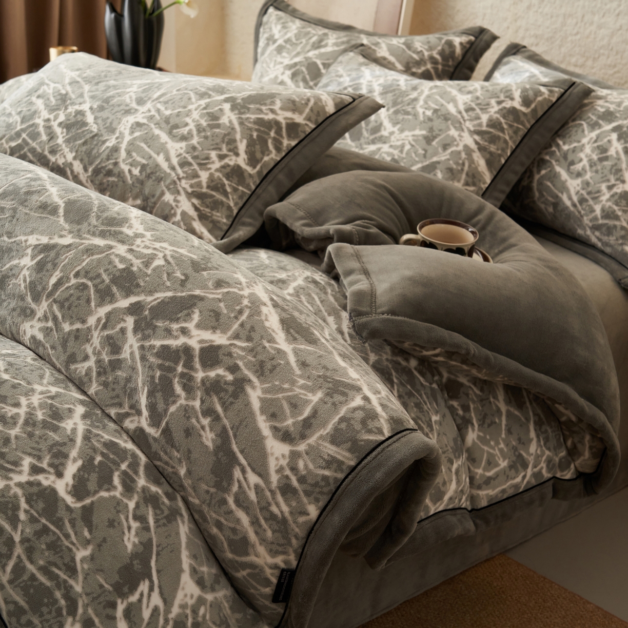 91家纺网 家纺一手货源 找家纺 （总）寐绸家纺 2025新款牛奶绒染色雕花单被套