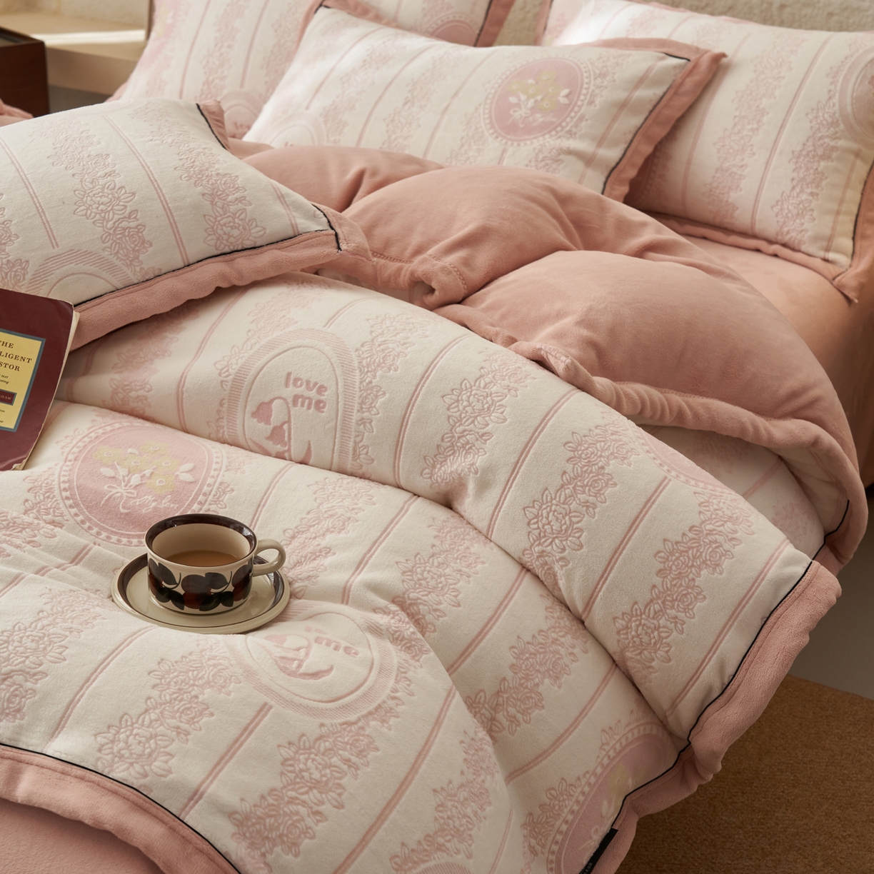 91家纺网 家纺一手货源 找家纺 （总）寐绸家纺 2025新款牛奶绒染色雕花单被套