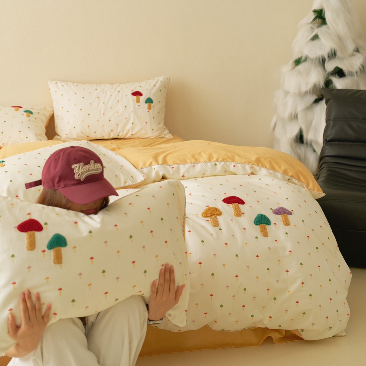 91家纺网 家纺一手货源 找家纺 久典家居 2025新款全棉加厚磨毛数码印花毛巾绣四件套（买家秀找客服） 蘑菇米黄