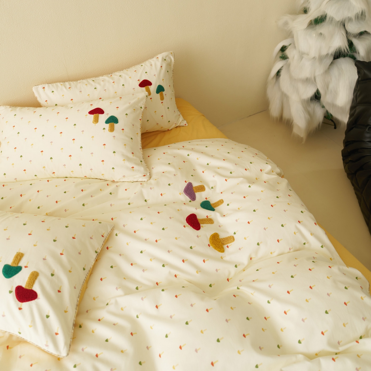 91家纺网 家纺一手货源 找家纺 久典家居 2025新款全棉加厚磨毛数码印花毛巾绣四件套（买家秀找客服） 蘑菇米黄