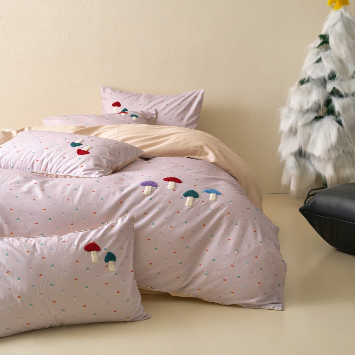 91家纺网 家纺一手货源 找家纺 久典家居 2025新款全棉加厚磨毛数码印花毛巾绣四件套（买家秀找客服） 蘑菇紫